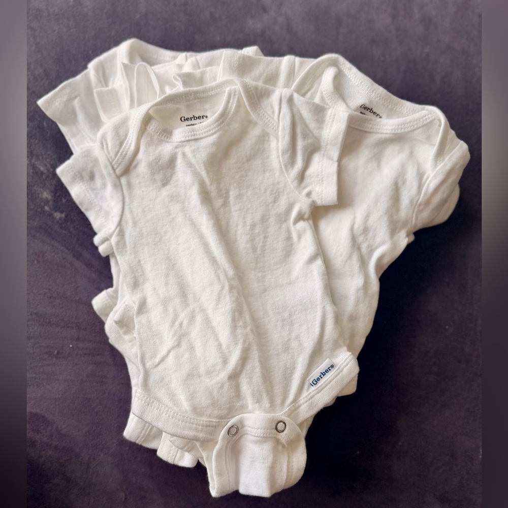 New ▪️8 Gerber Soft White Baby Bodysuits ▪️Size Newborn
